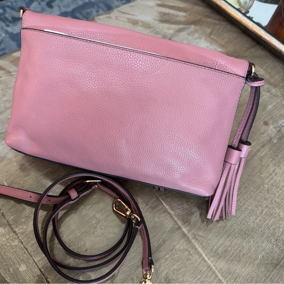 Tory Burch Thea foldover crossbody bag in pink leather - Picture 3 of 17